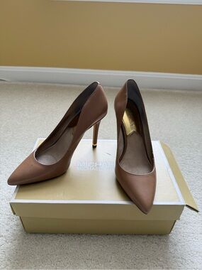MICHAEL Michael Kors Khaki Pointed-Toe Stiletto Pumps with Gold Heel, size 7